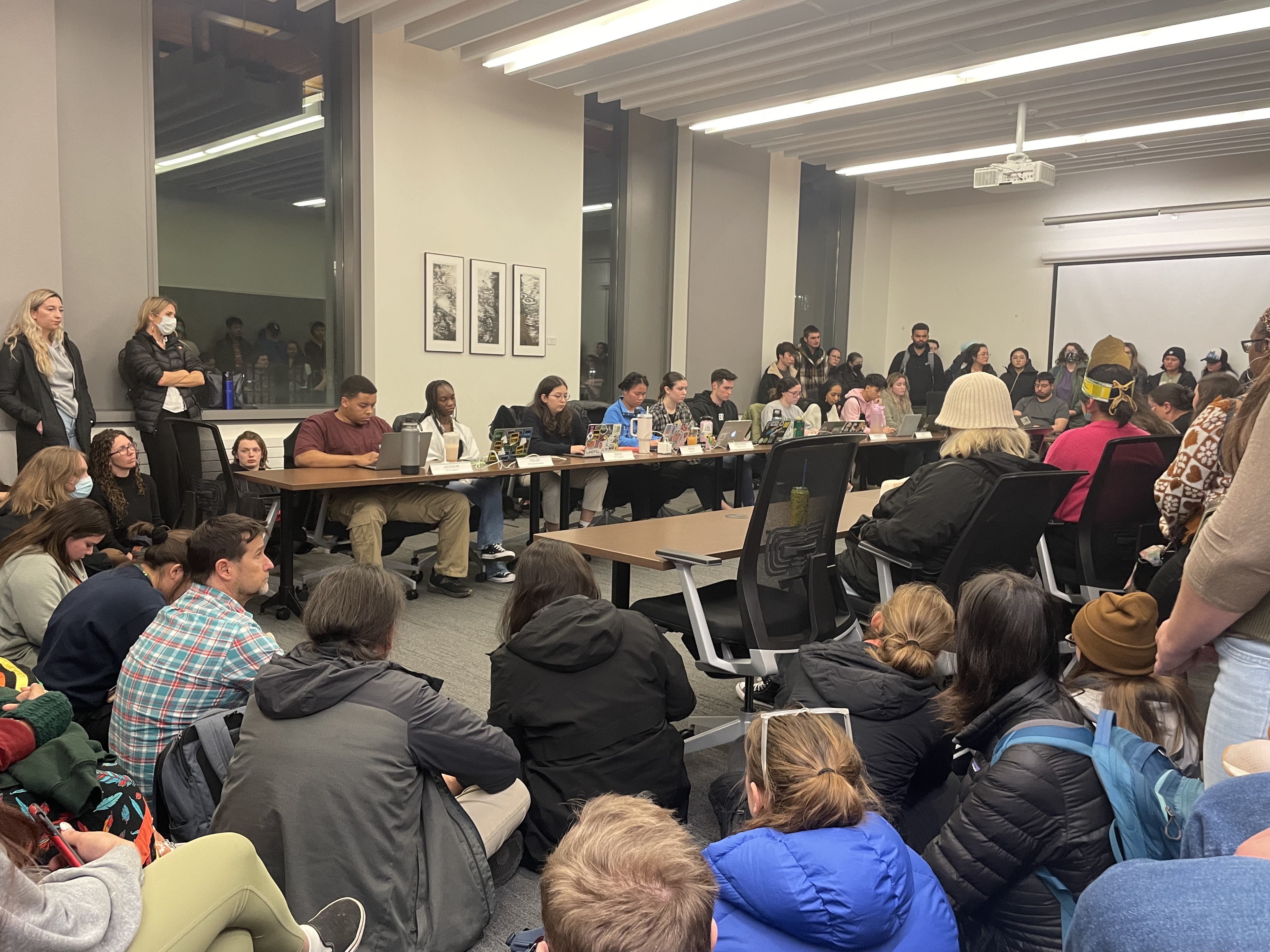 A crowd of students pressuring ASUO during the budget hearing