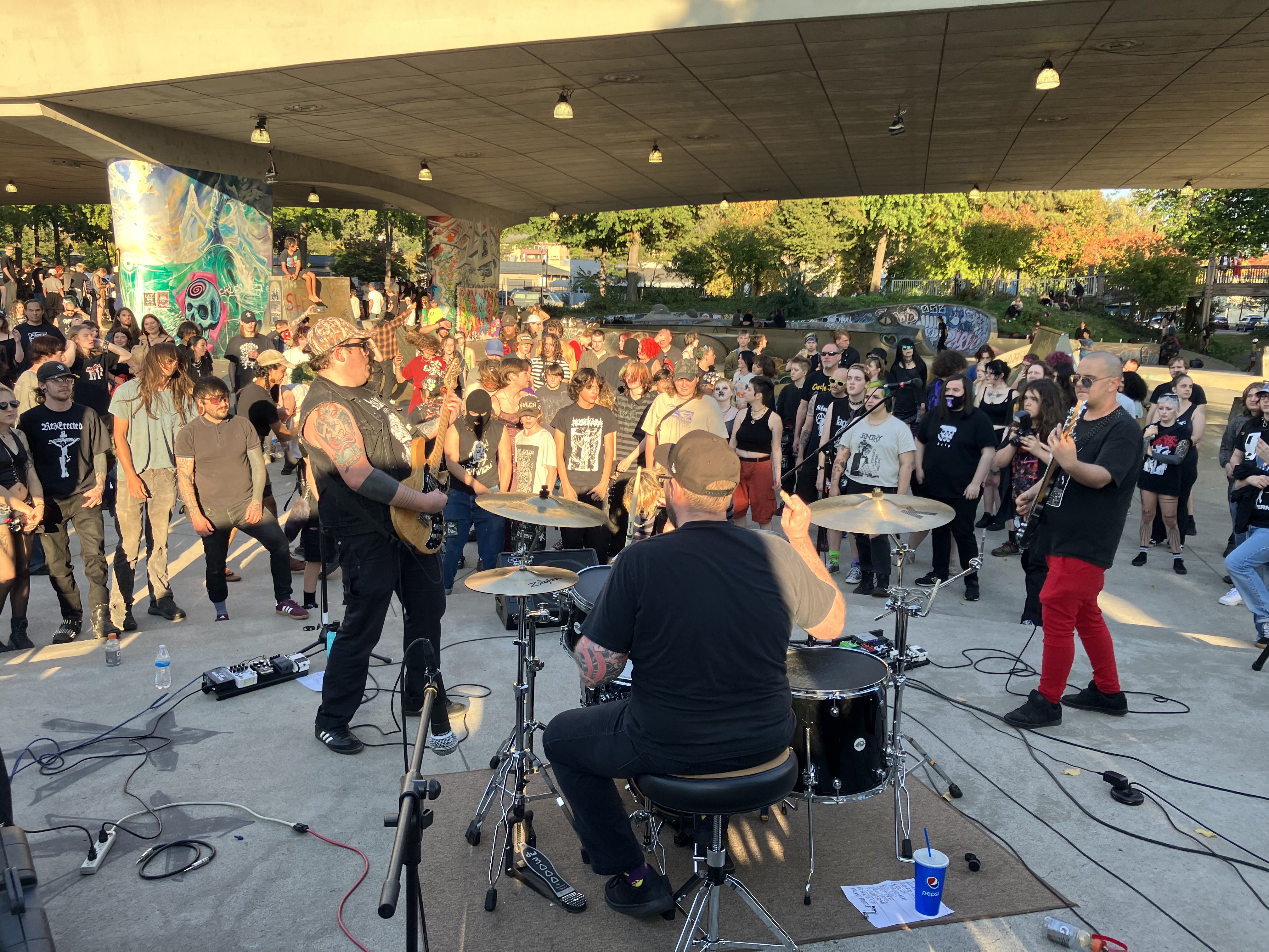 Live performance of the local band &lsquo;Prager Youth&rsquo; in front of the skatepark